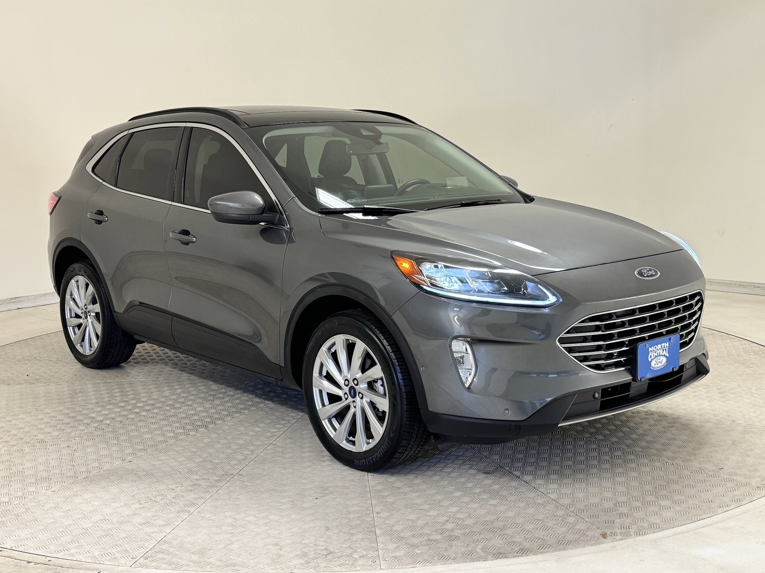 2022 Ford Escape Titanium photo 3
