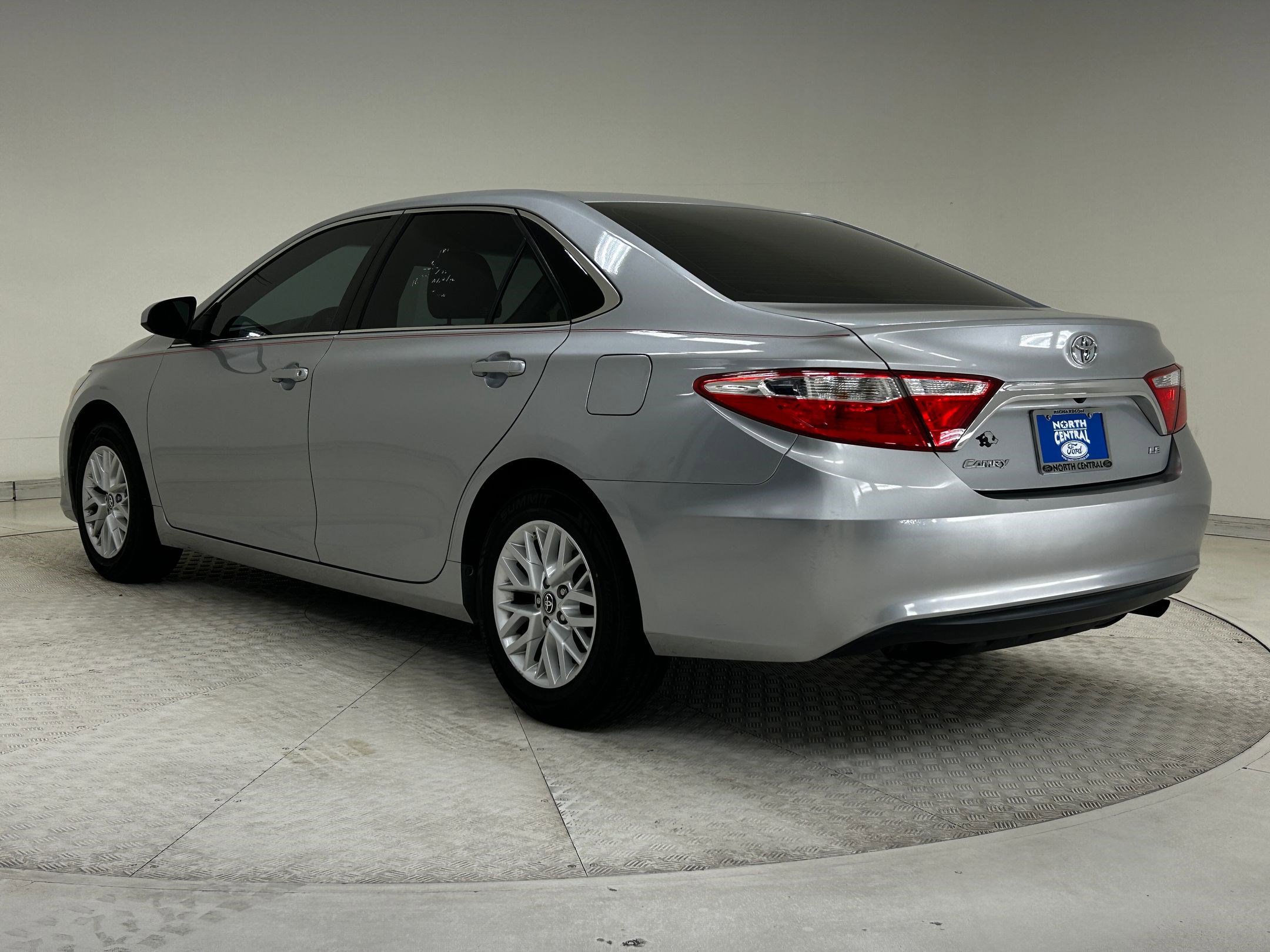 2016 Toyota Camry LE photo 3