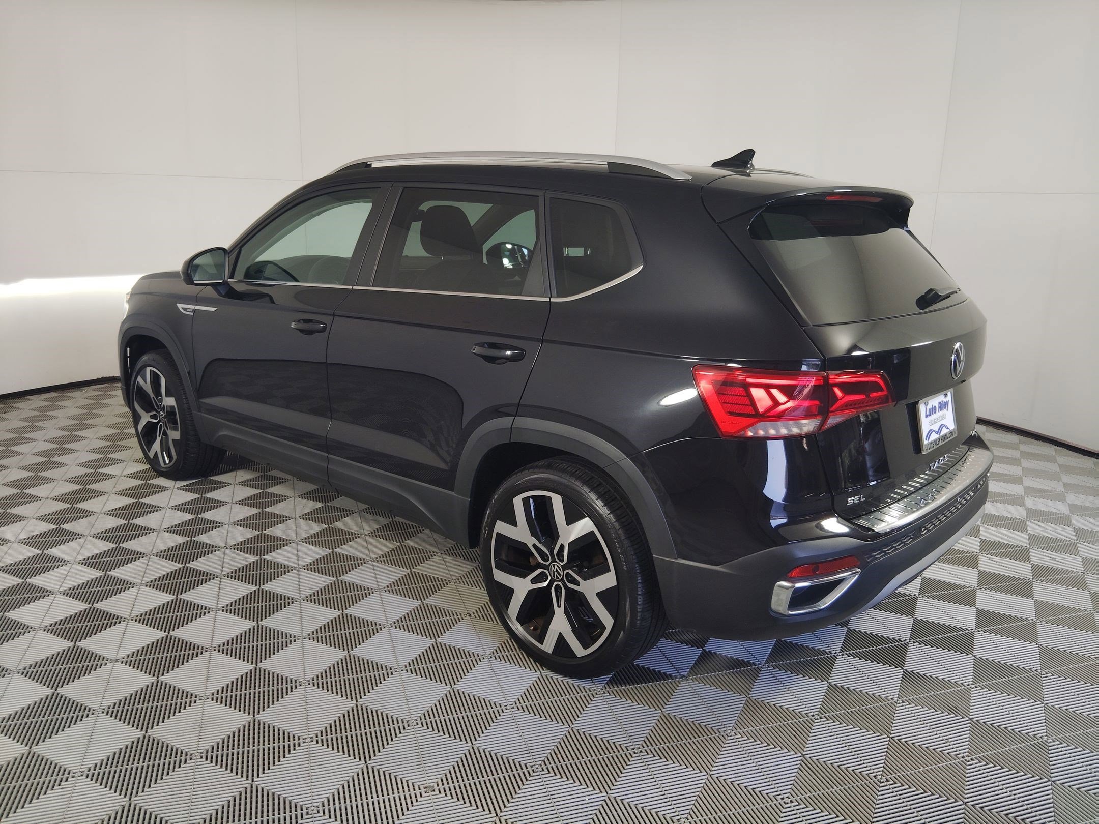 2023 Volkswagen Taos SEL photo 3