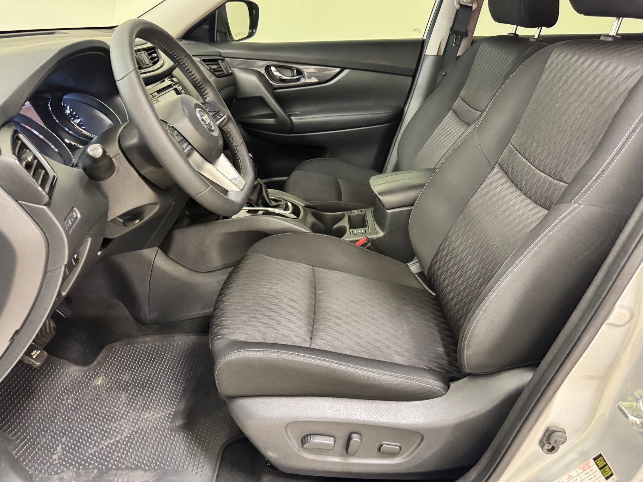 2020 Nissan Rogue SV photo 3