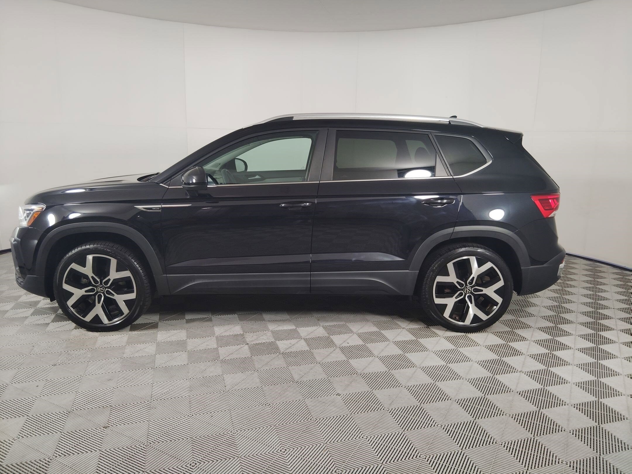 2023 Volkswagen Taos SEL photo 2
