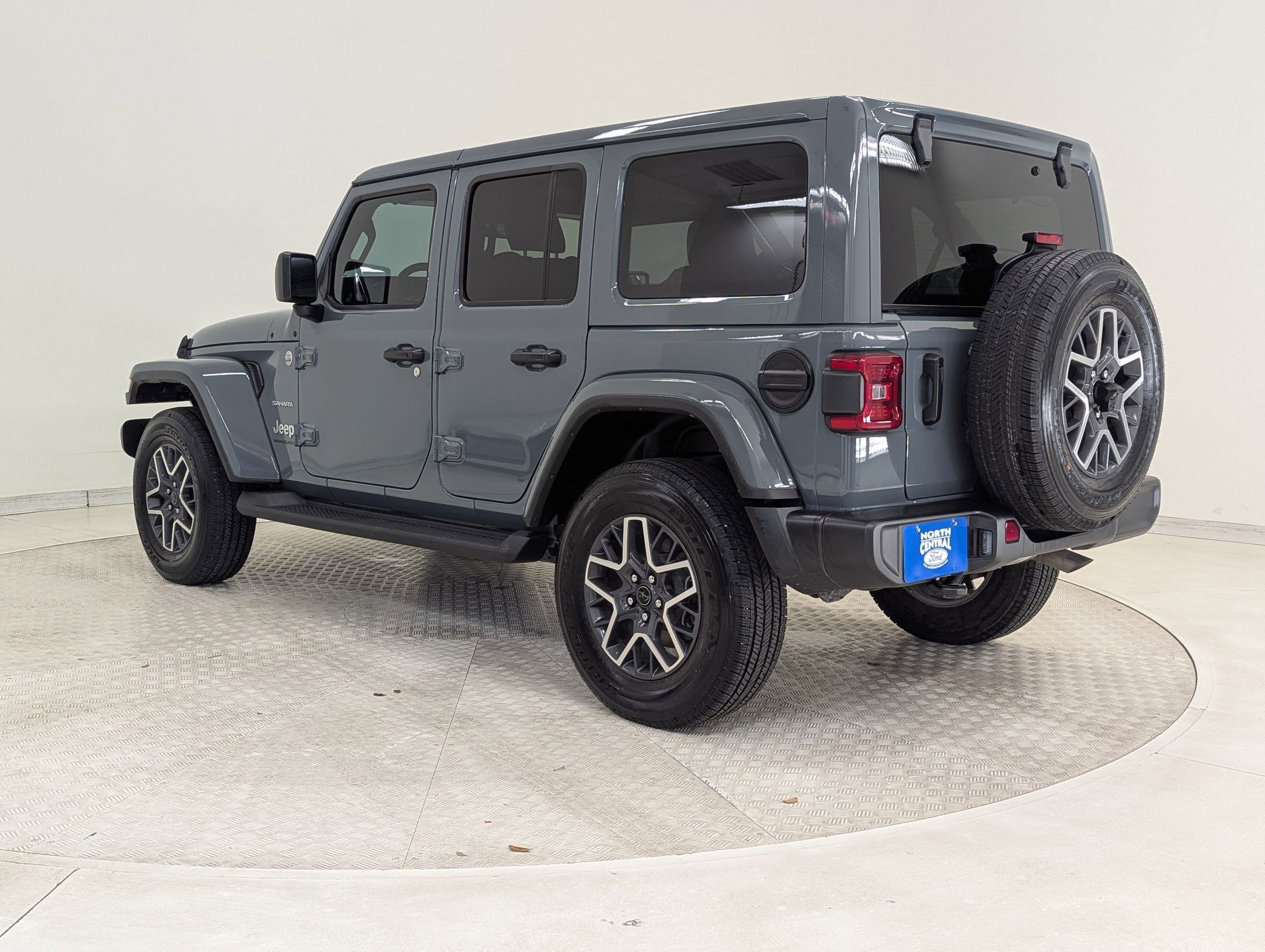 2024 Jeep Wrangler Sahara photo 3