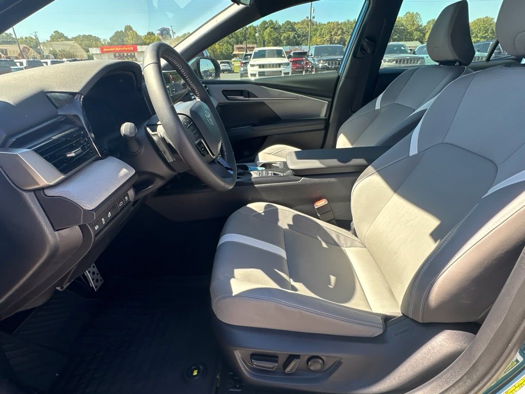 2026 Toyota Camry SE - Photo 14