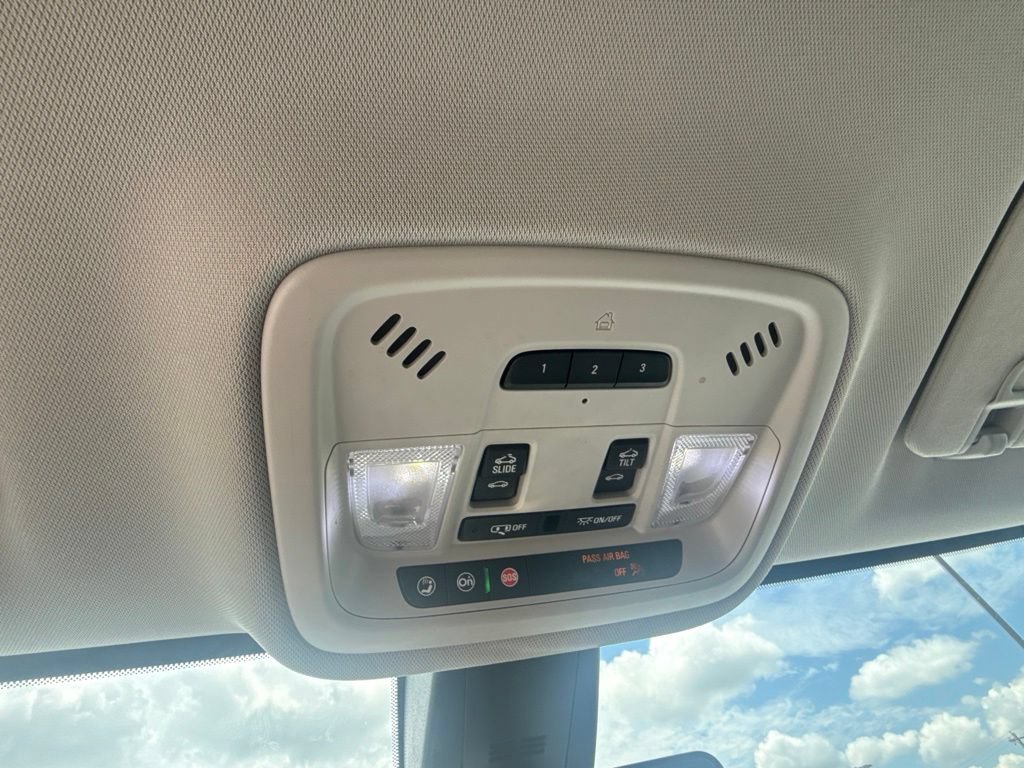 2021 Chevrolet Traverse Premier - Photo 23