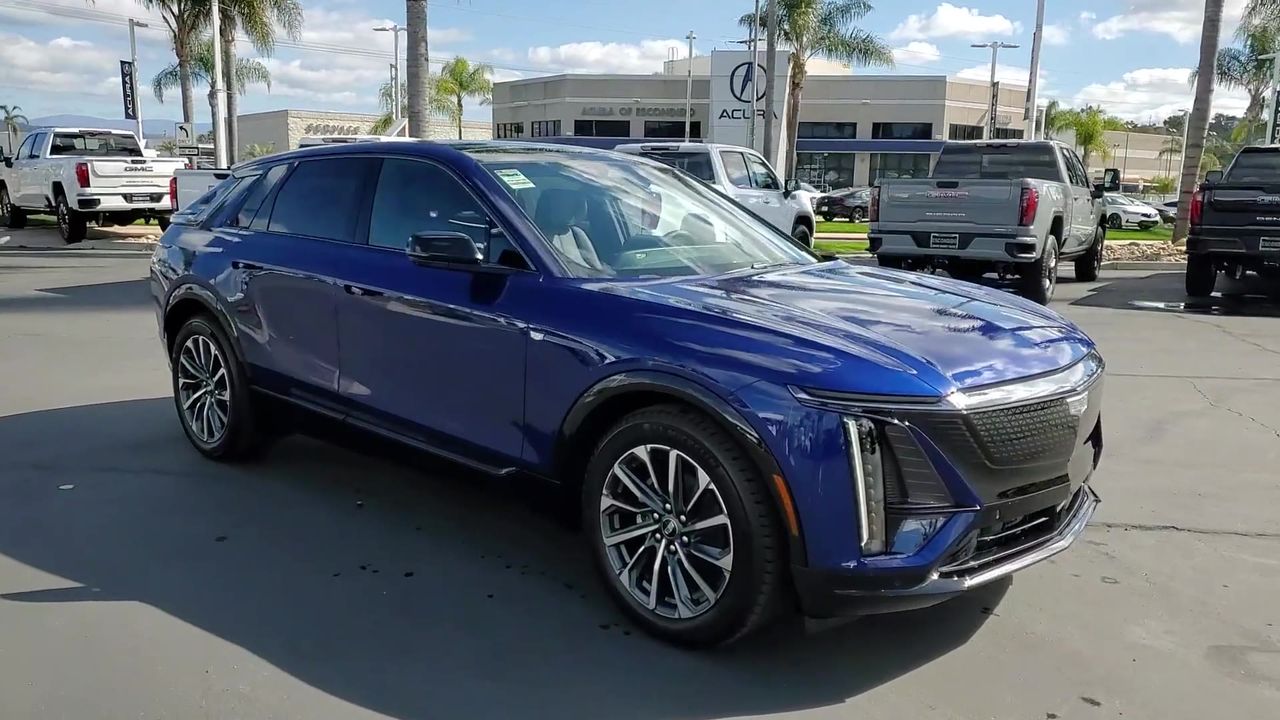 2024 Cadillac Lyriq Sport photo 2