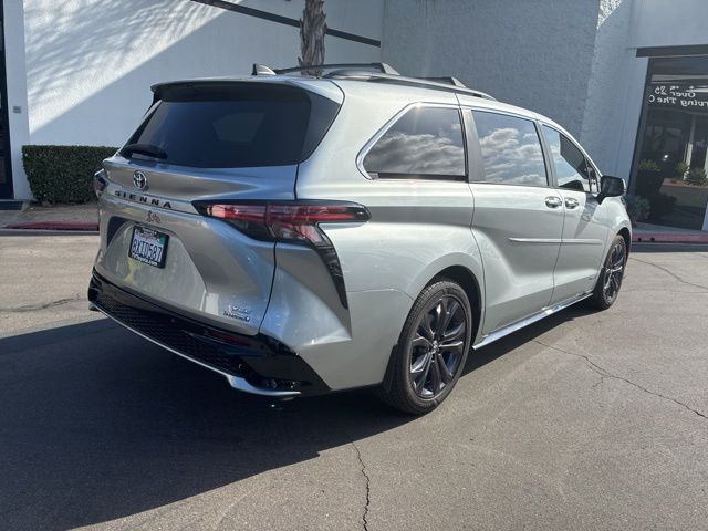2021 Toyota Sienna XSE 7 Passenger photo 6