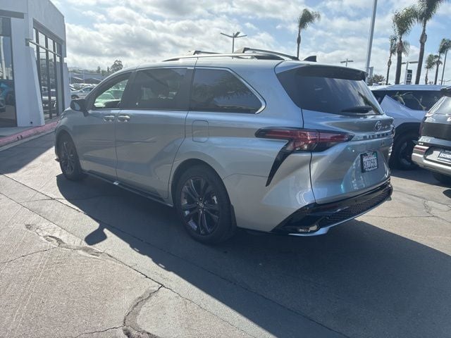 2021 Toyota Sienna XSE 7 Passenger photo 5