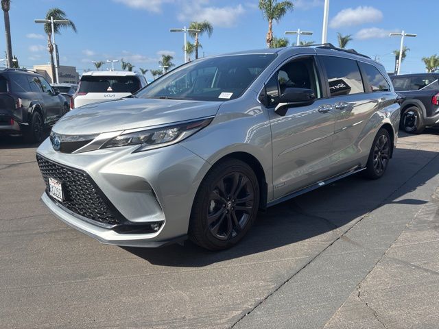 2021 Toyota Sienna XSE 7 Passenger photo 3