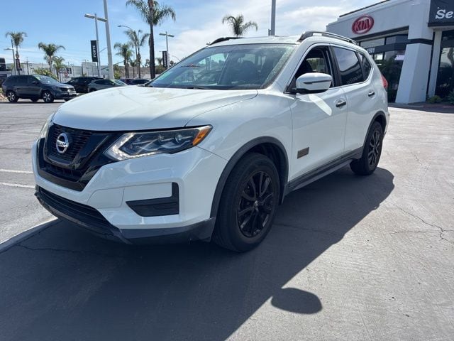 2017 Nissan Rogue SV photo 3