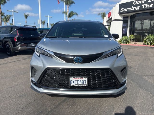2021 Toyota Sienna XSE 7 Passenger photo 2