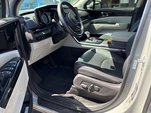 2023 Kia Carnival EX photo 4
