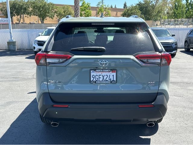 2020 Toyota RAV4 XLE Premium photo 4