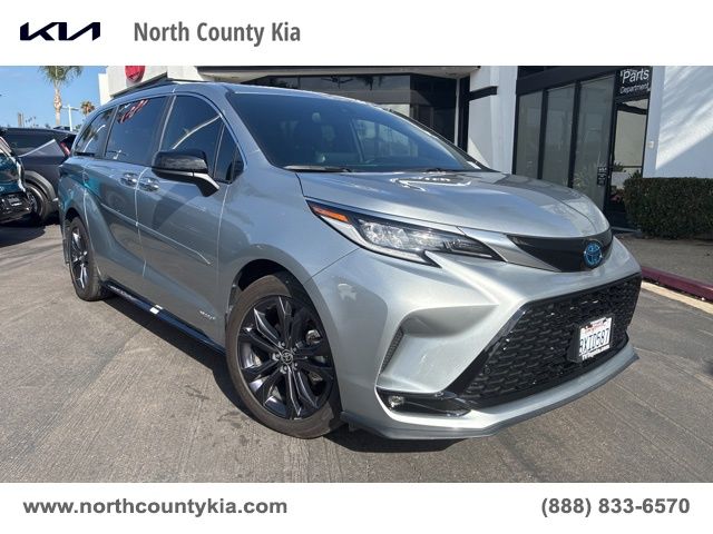 2021 Toyota Sienna XSE 7-Passenger Hybrid FWD's photo