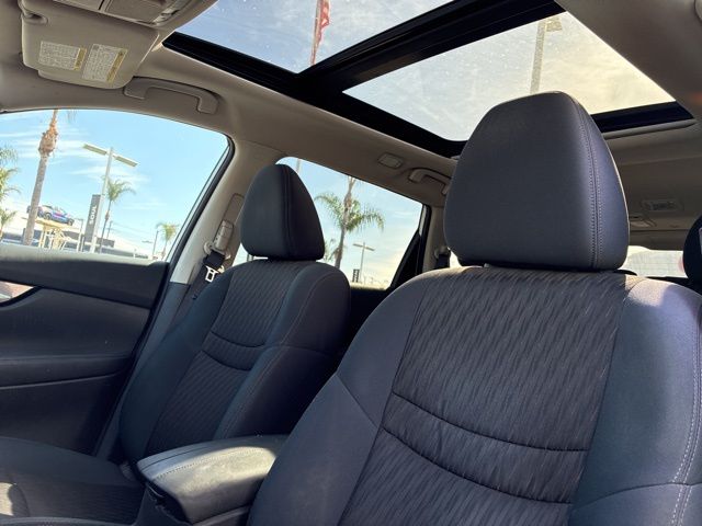 2017 Nissan Rogue SV photo 6