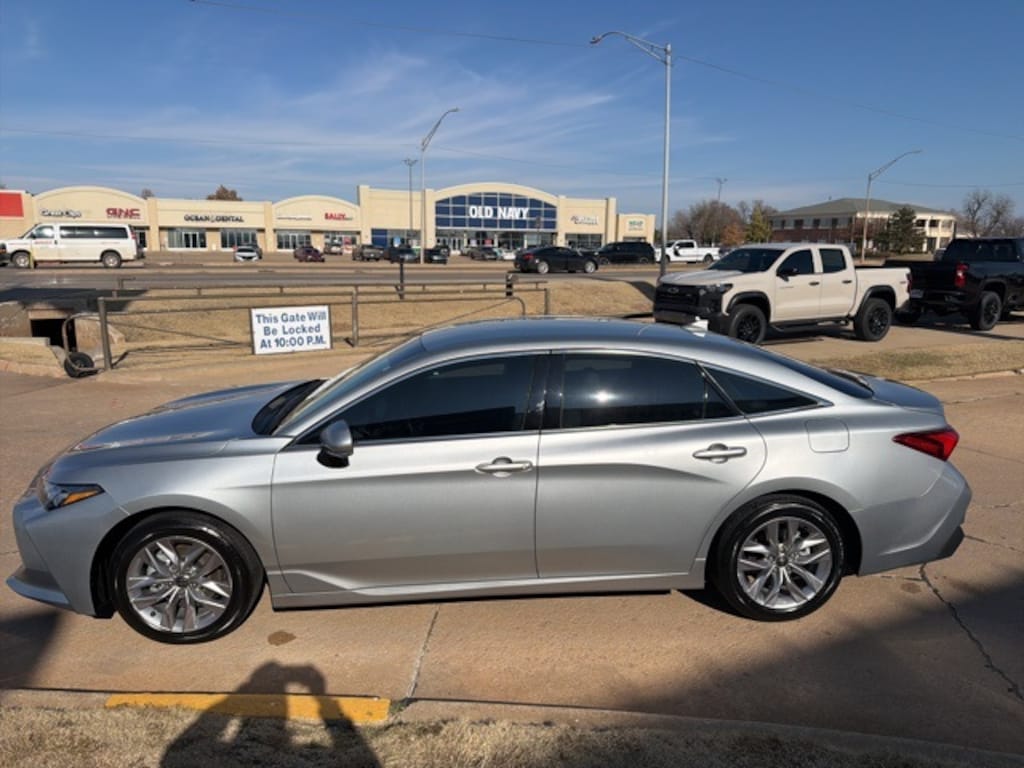 Used 2022 Toyota Avalon Hybrid XLE Sedan