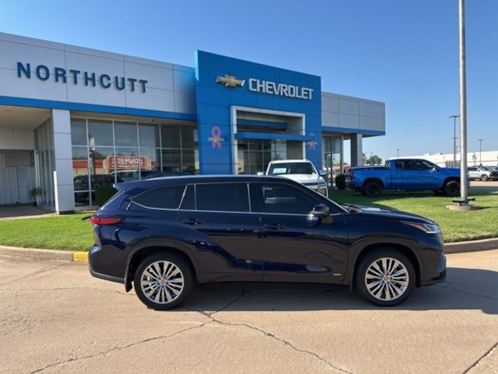 Used 2023 Toyota Highlander Hybrid Platinum