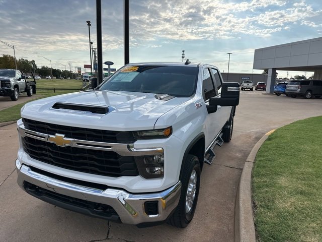 2024 Chevrolet Silverado 2500HD LT photo 2
