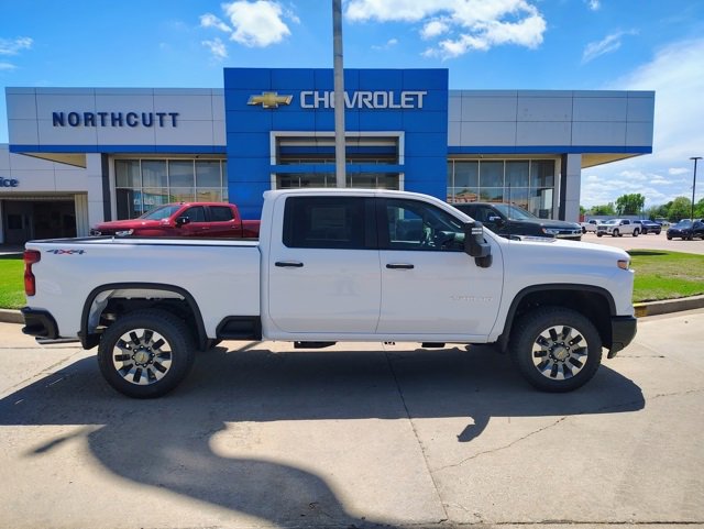 2025 Chevrolet Silverado 2500HD LT photo 2