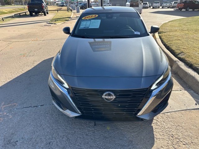 2024 Chevrolet Trax LT photo 2