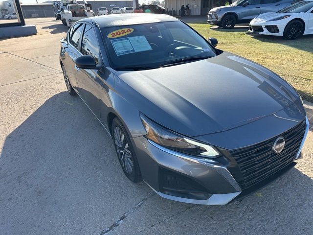 2024 Chevrolet Trax LT photo 2