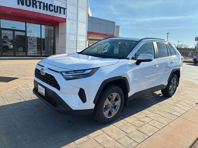 2024 Toyota RAV4 XLE photo 2