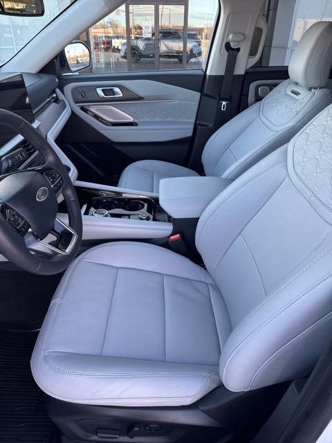 2025 Ford Explorer Platinum photo 2