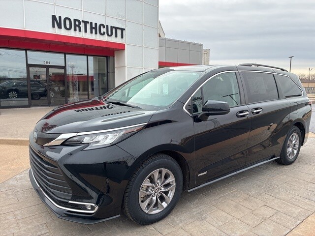 2021 Toyota Sienna XLE photo 2