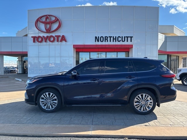 2022 Toyota Highlander Platinum's photo