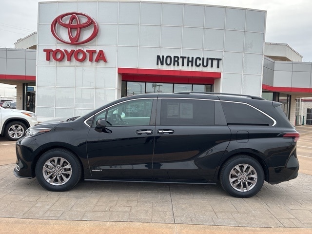 2021 Toyota Sienna XLE's photo