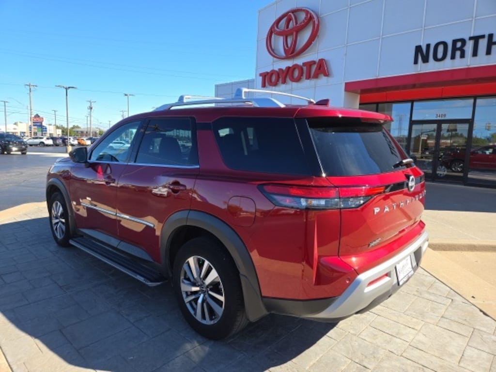 Used 2023 Nissan Pathfinder SL SUV