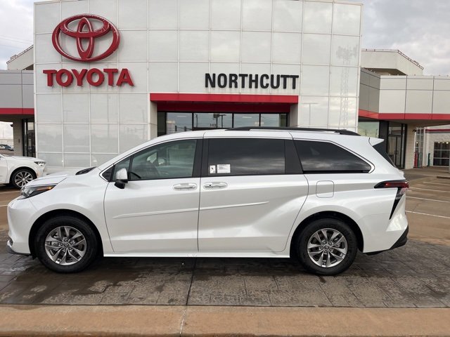 2025 Toyota Sienna XLE's photo