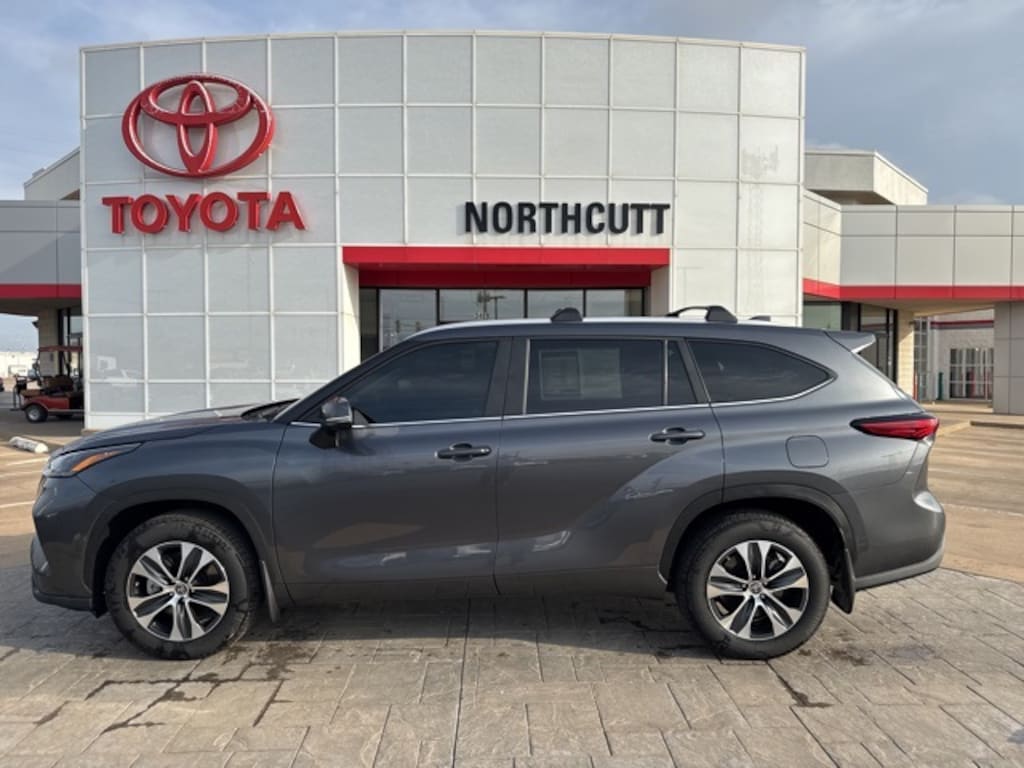 Used 2023 Toyota Highlander Hybrid XLE SUV