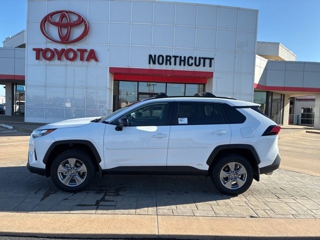 2025 Toyota RAV4 LE's photo