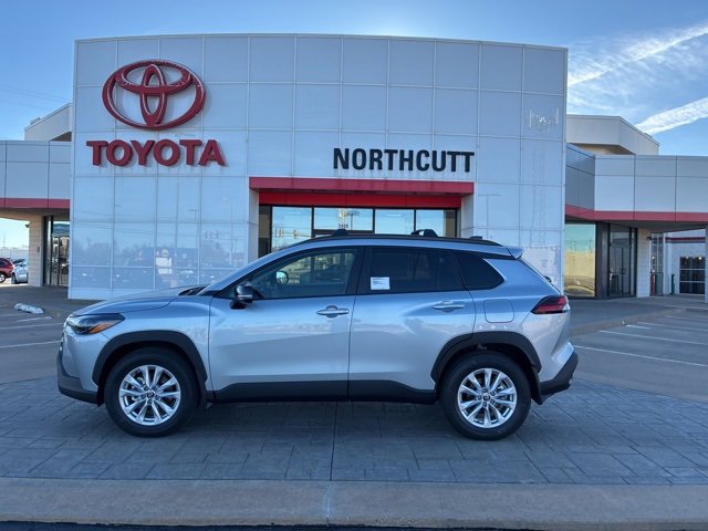 2026 Toyota Corolla Cross LE's photo