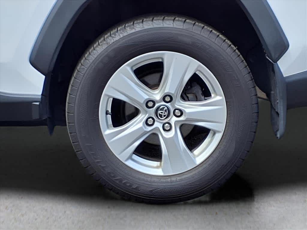 2020 Toyota RAV4 XLE photo 3
