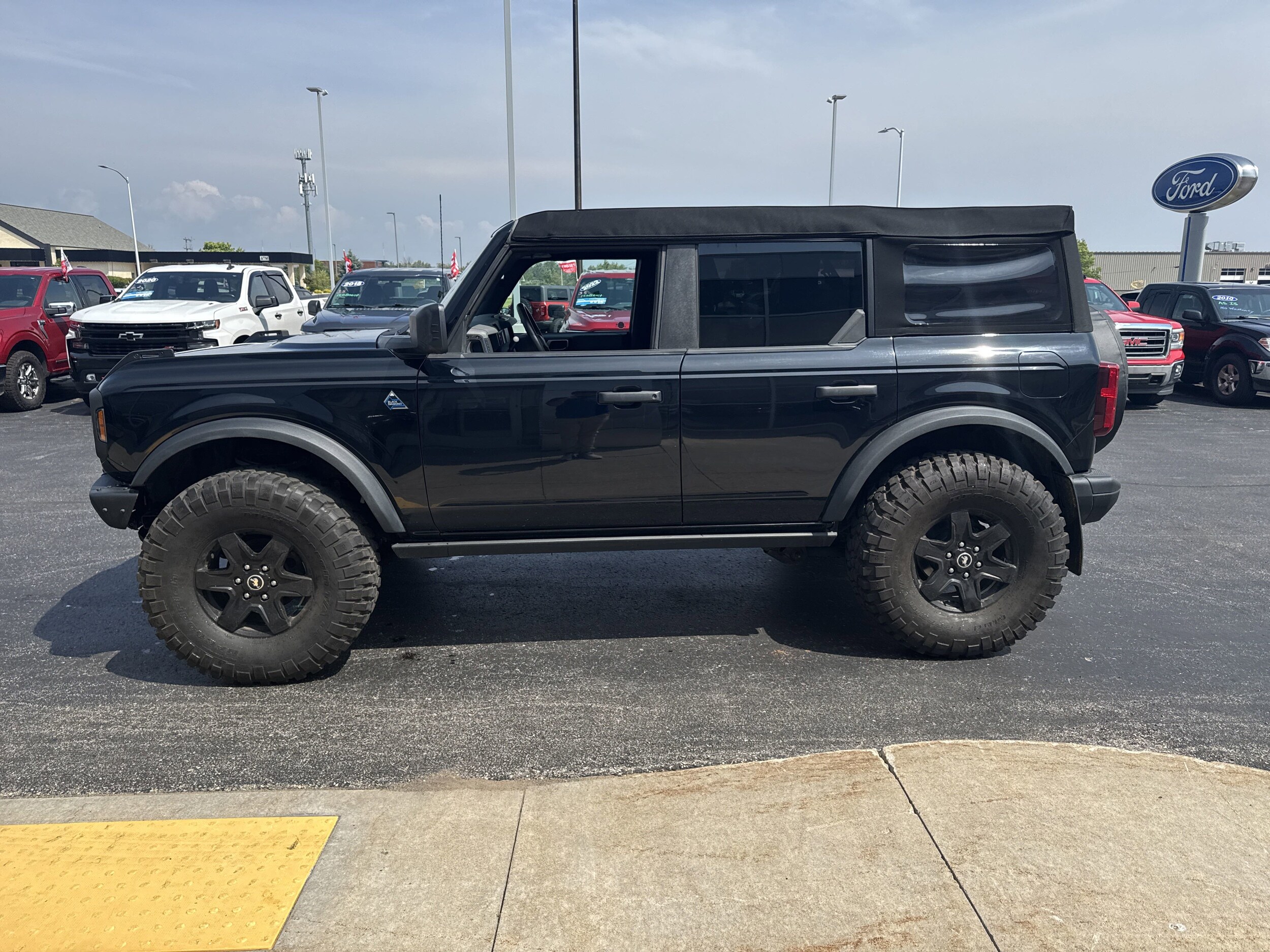 2023 Ford Bronco Black Diamond photo 4