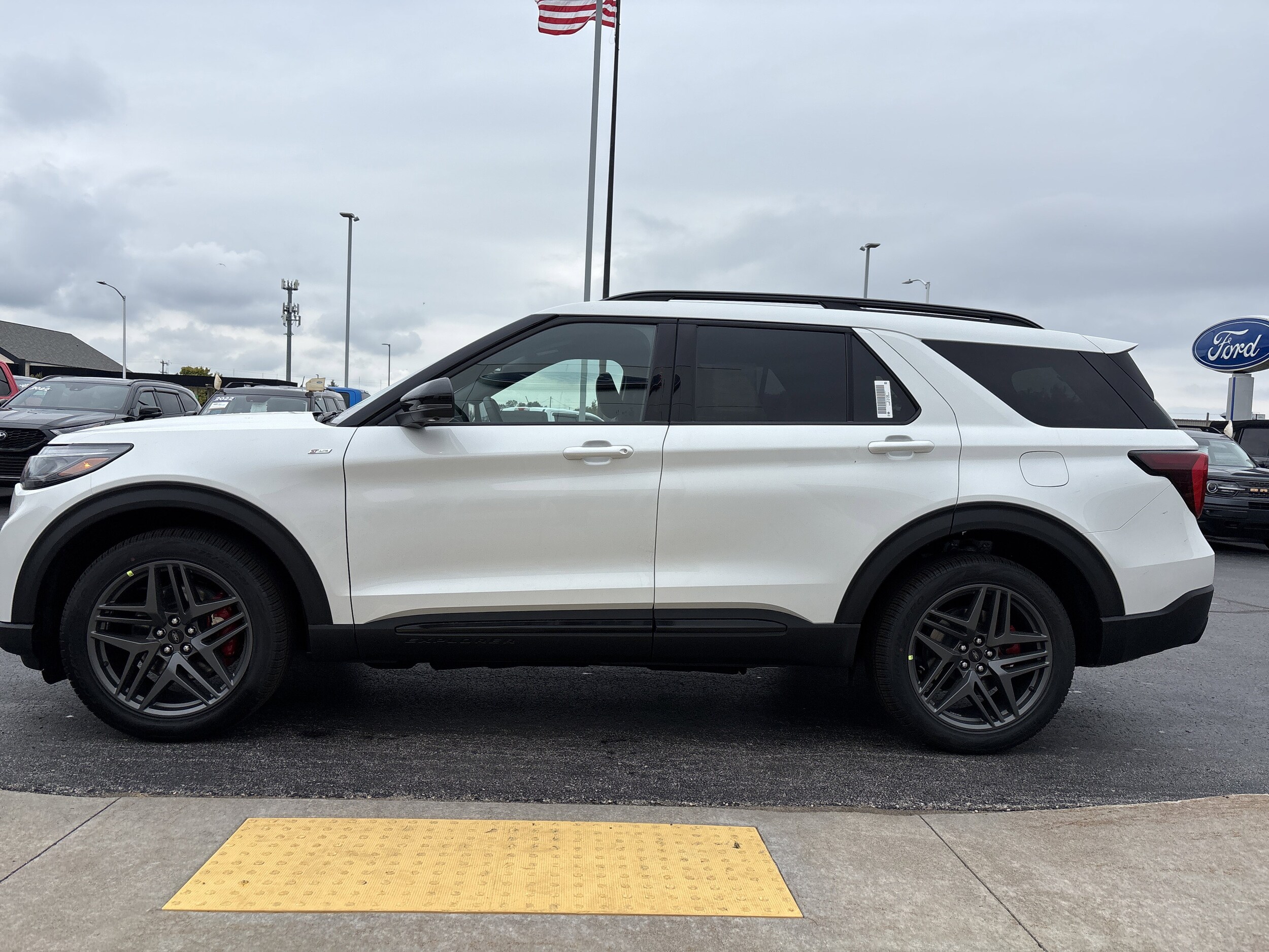 2025 Ford Explorer ST-Line photo 4
