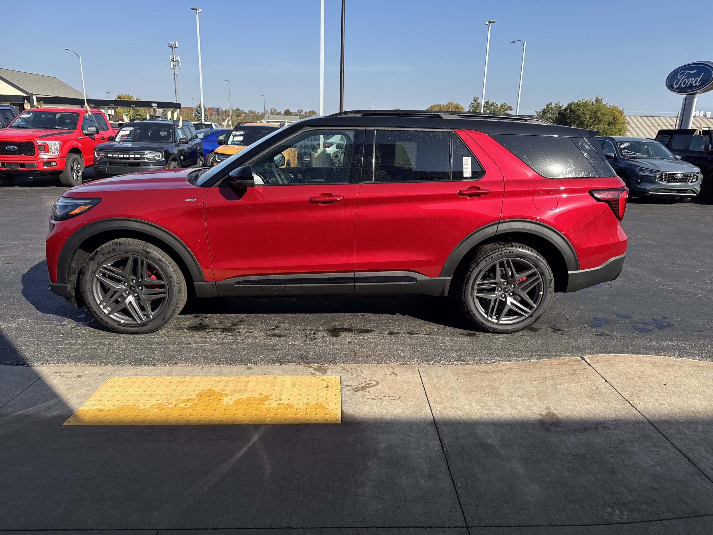 2025 Ford Explorer ST-Line photo 2