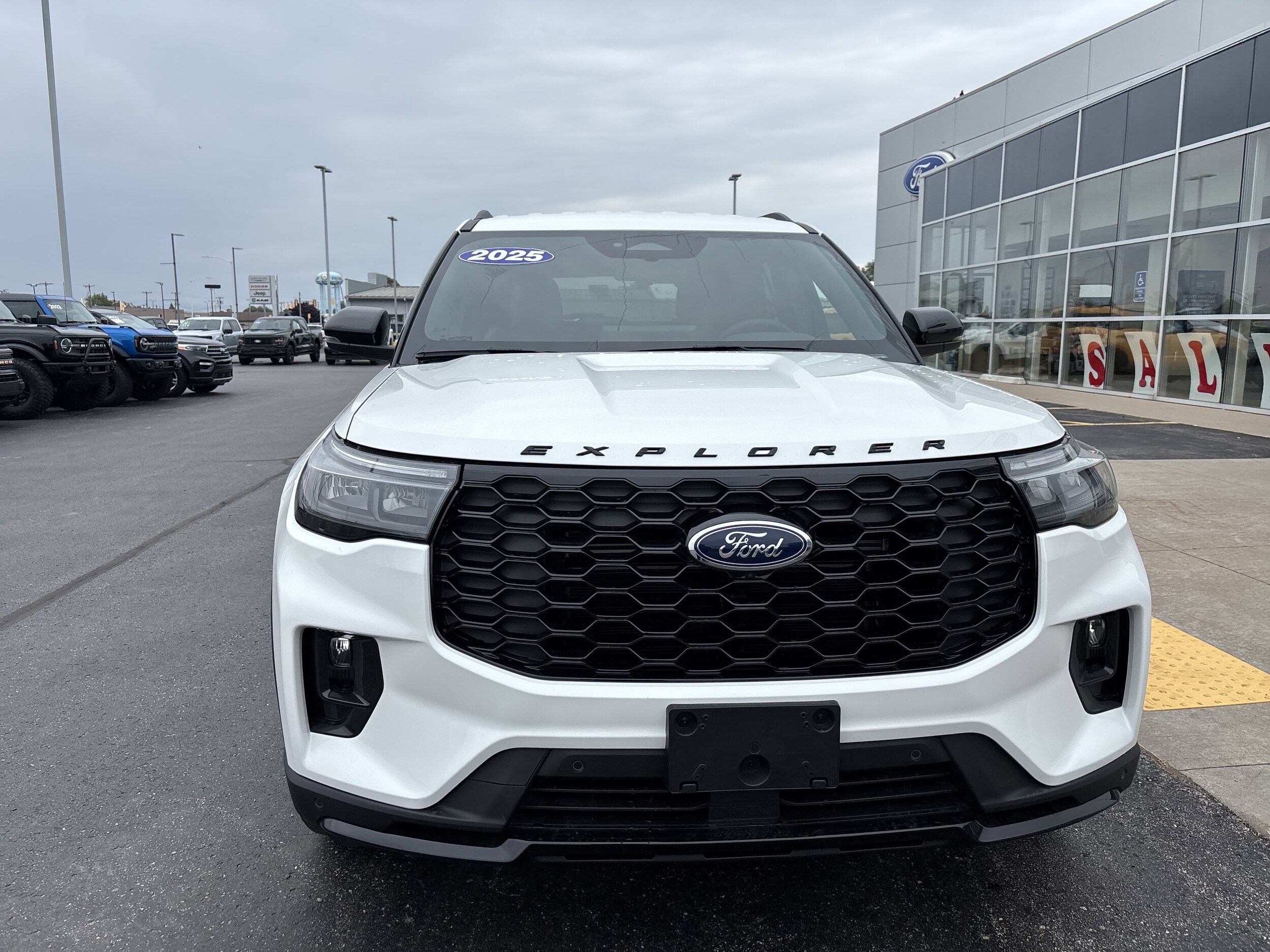 2025 Ford Explorer ST-Line photo 2