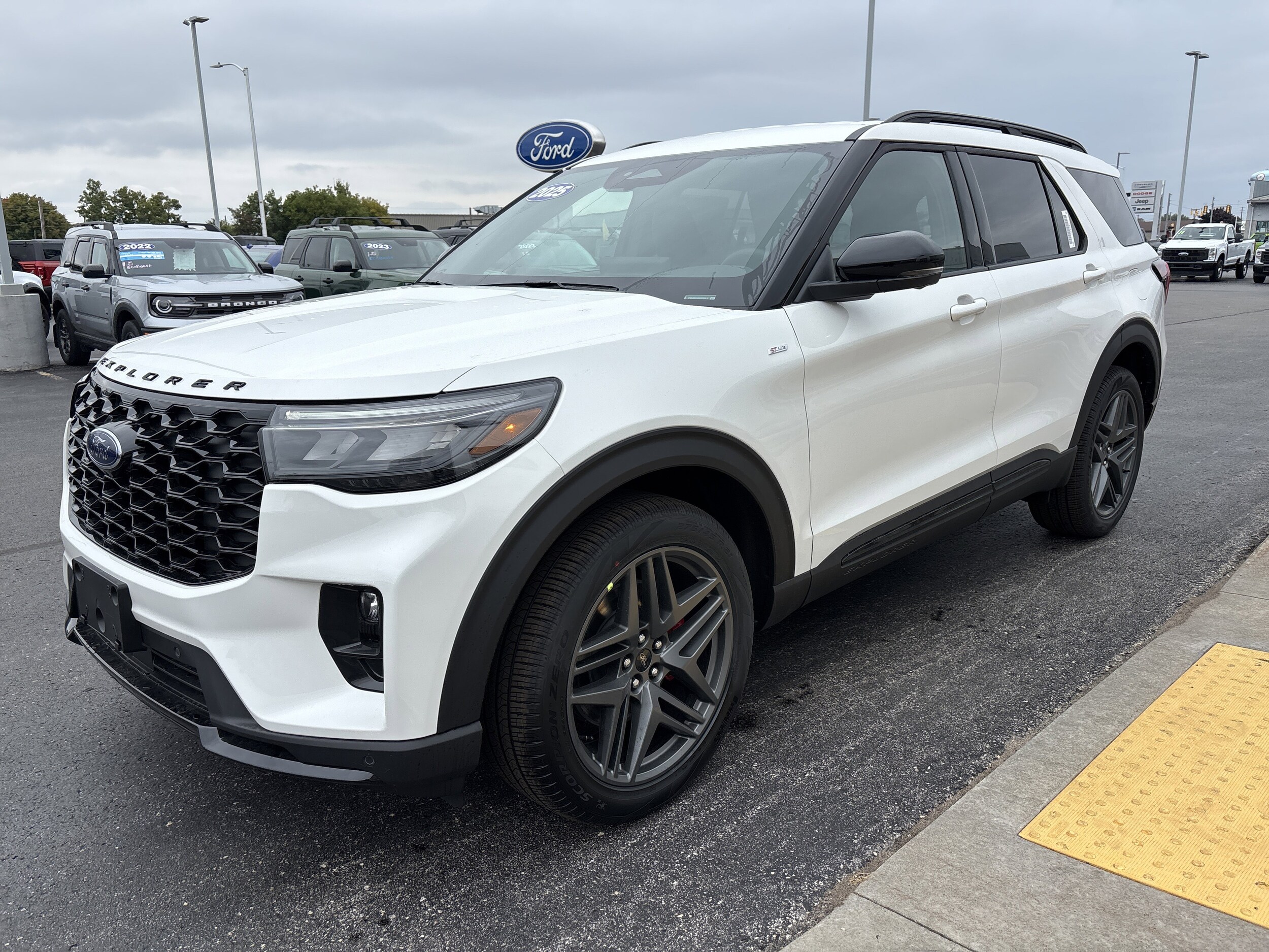 2025 Ford Explorer ST-Line photo 3