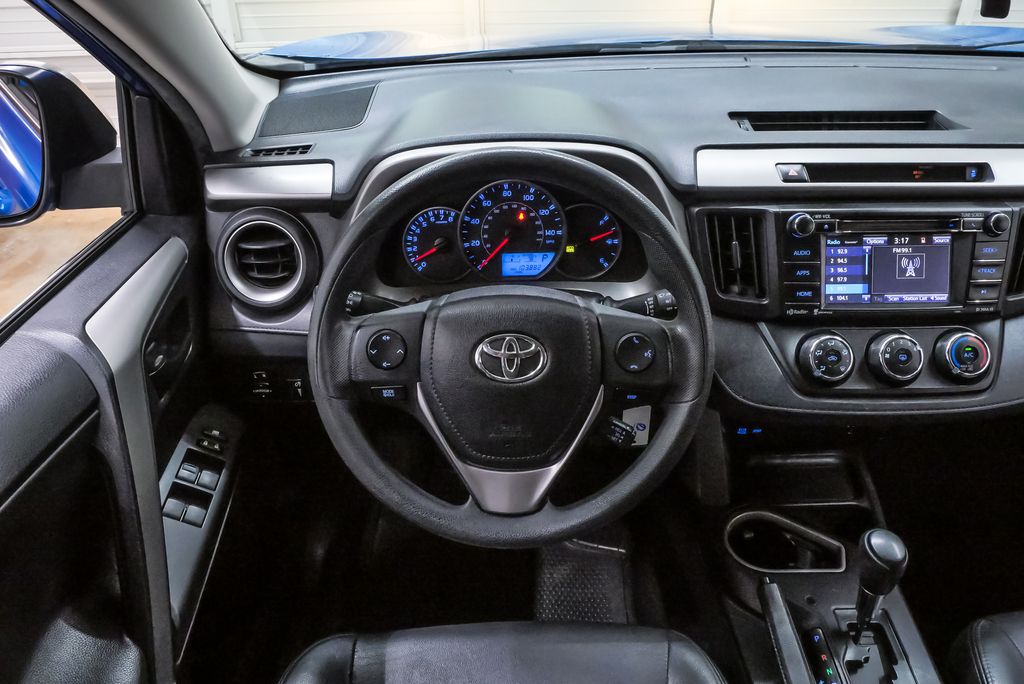 2016 Toyota RAV4 LE - Photo 18