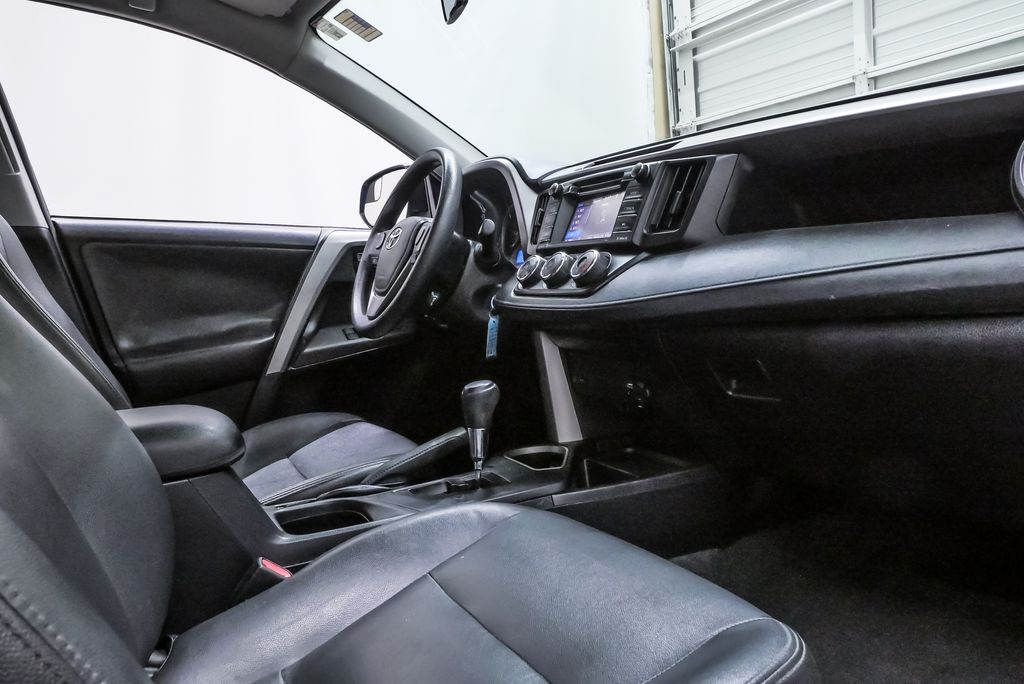 2016 Toyota RAV4 LE - Photo 12