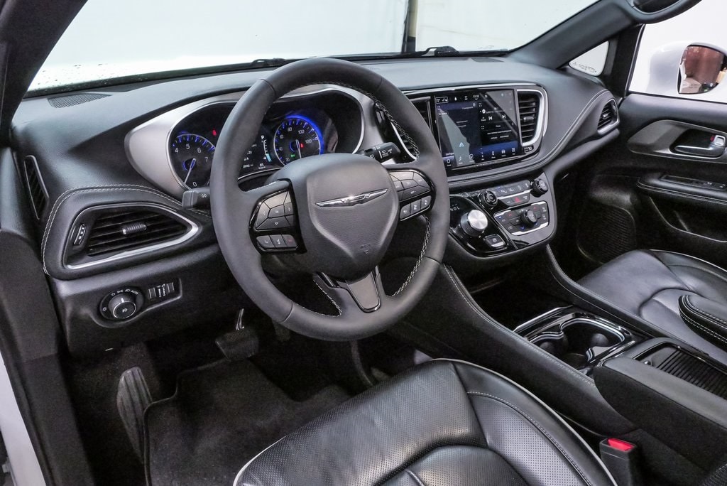 Used 2022 Chrysler Pacifica Limited with VIN 2C4RC1GG6NR222983 for sale in Spring, TX