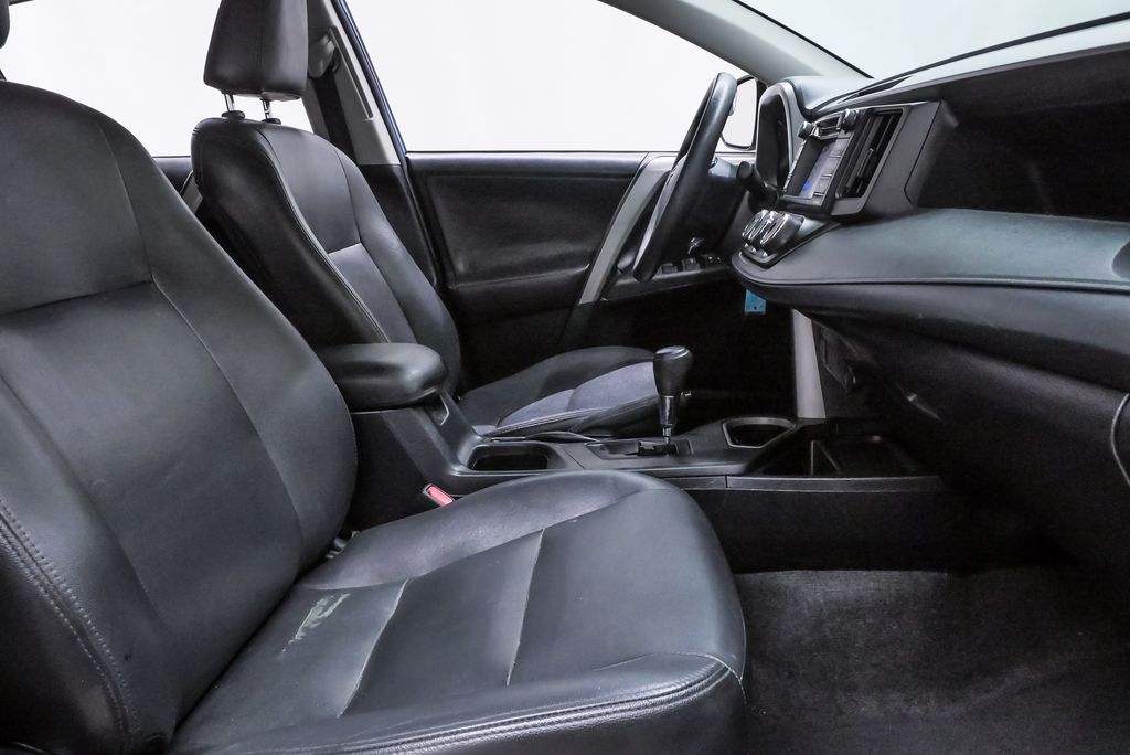 2016 Toyota RAV4 LE - Photo 13