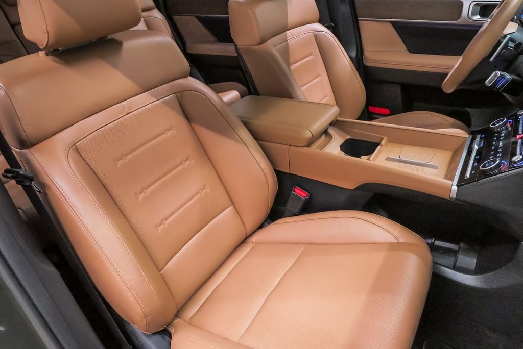 2025 Hyundai Santa Fe Limited - Photo 17
