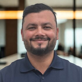 Staff member Zain Naqvi from ID_69496ac35480