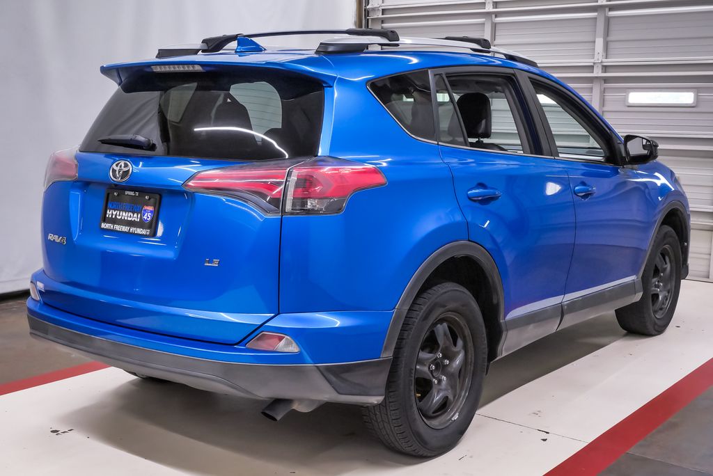 2016 Toyota RAV4 LE - Photo 6