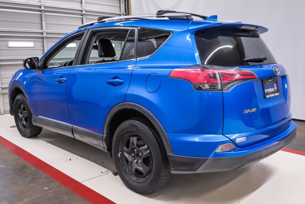 2016 Toyota RAV4 LE - Photo 8