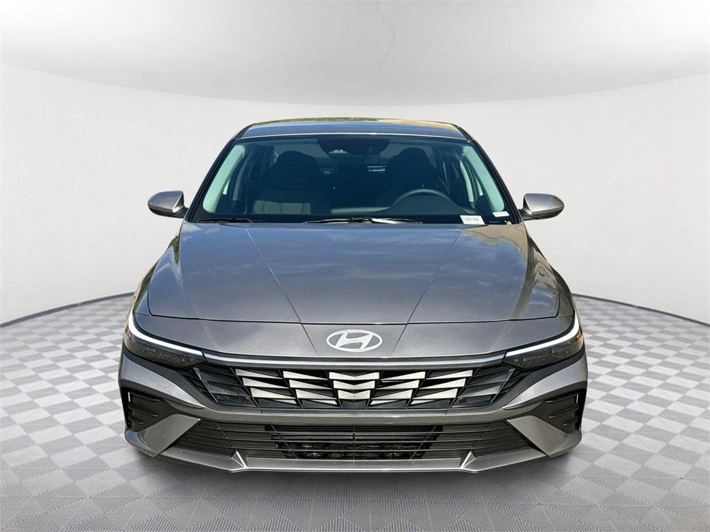 2025 Hyundai Elantra SE photo 2