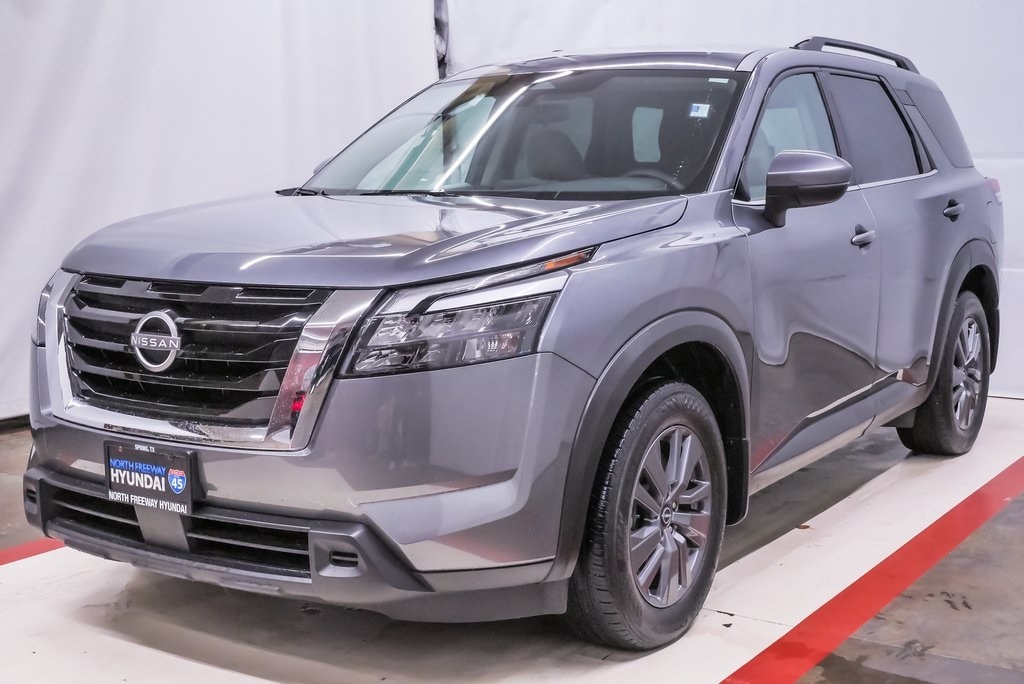 2024 Nissan Pathfinder SV's photo